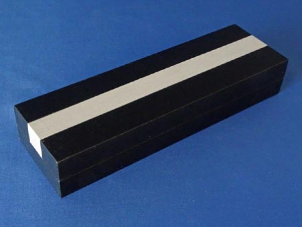 klappetui-schwarzmithellemband-fuer1schreiber